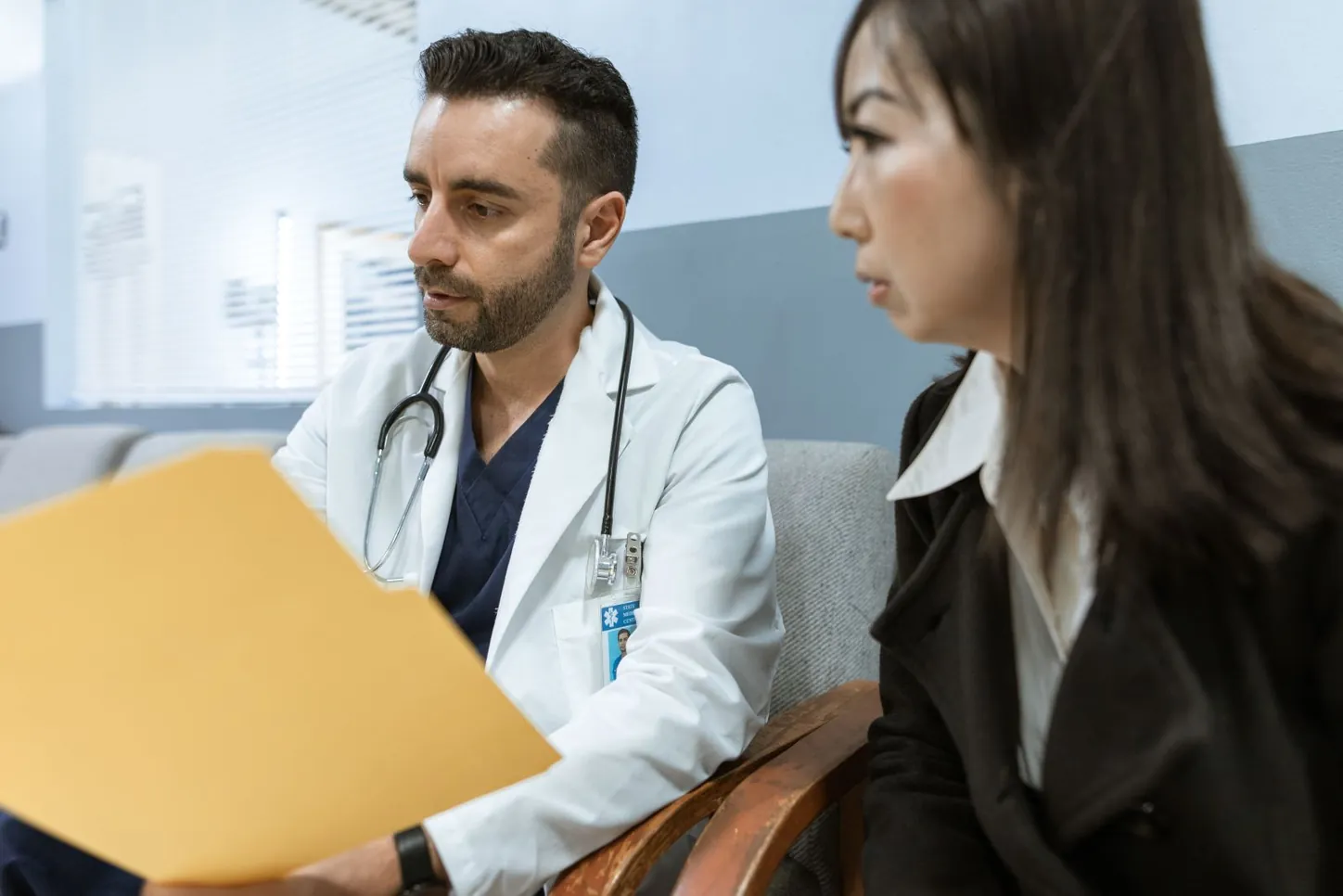 Ärztin im Gespräch mit einem Patienten